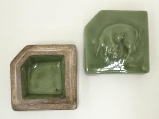  栄山造　青磁丑香合（保護箱）